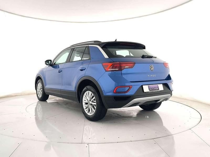 Usata VW T-Roc Life 150 CV (110 kW) 2023 Blu metallizzato e tetto nero SUV