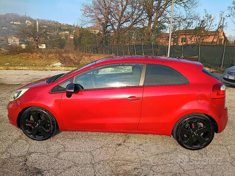 Usata Kia Rio 86 CV (63 kW) 2012 Rosso Berlina