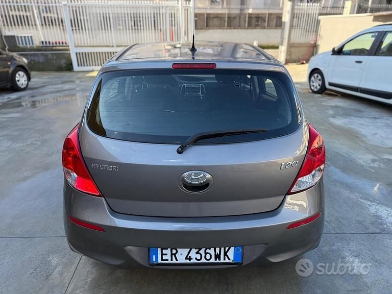 Usata Hyundai i20 Classic 86 CV (63 kW) 2013 Marrone Berlina