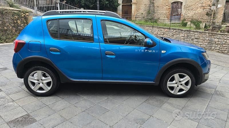 Usata Dacia Sandero Stepway 90 CV (66 kW) 2015 Blu Berlina