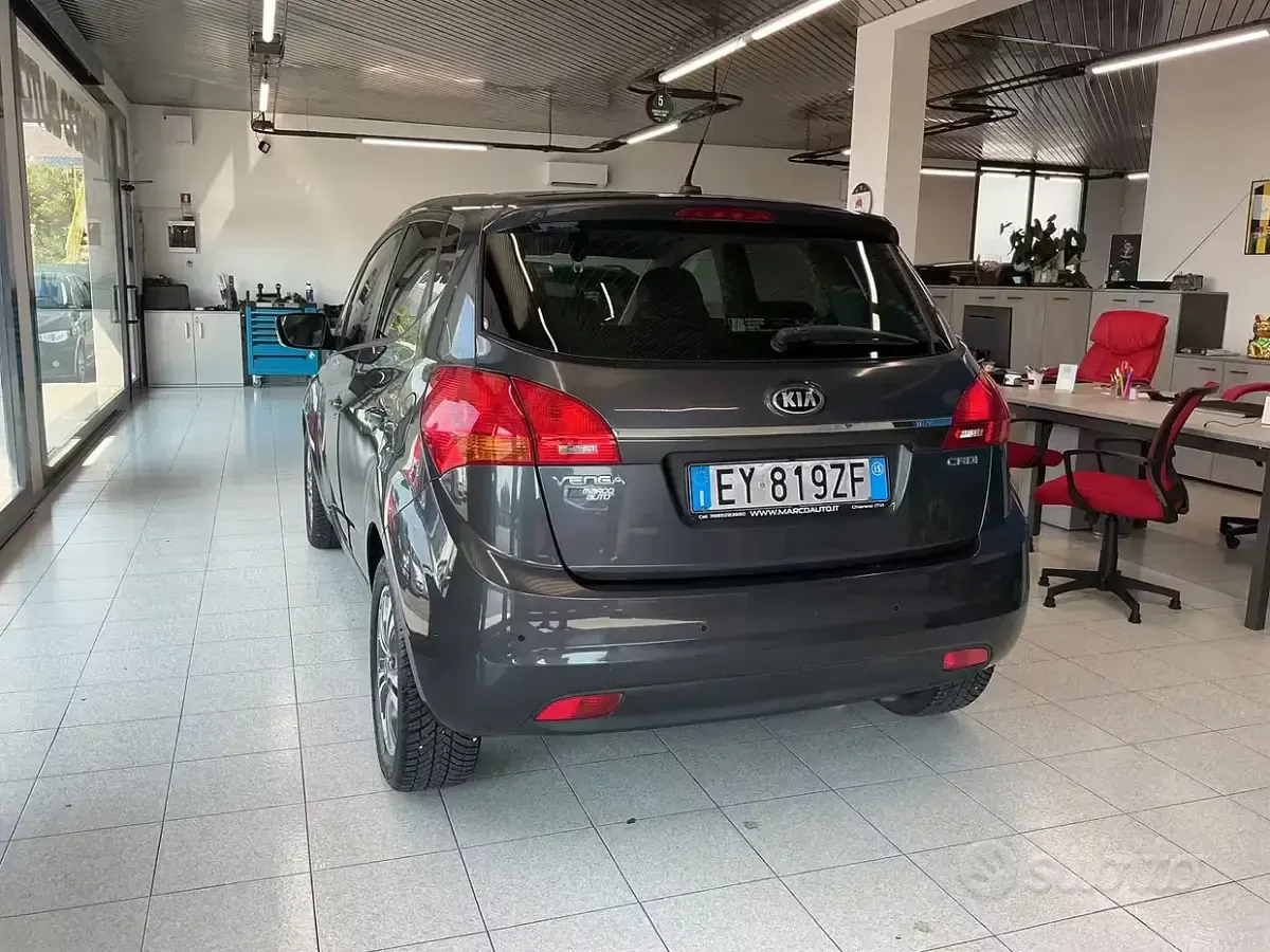 Usata Kia Venga 90 CV (66 kW) 2015 Grigio Utilitaria