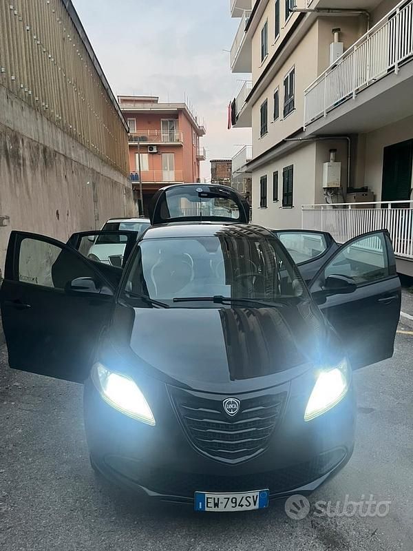 Usata Lancia Ypsilon 85 CV (62 kW) 2014 Nero Utilitaria