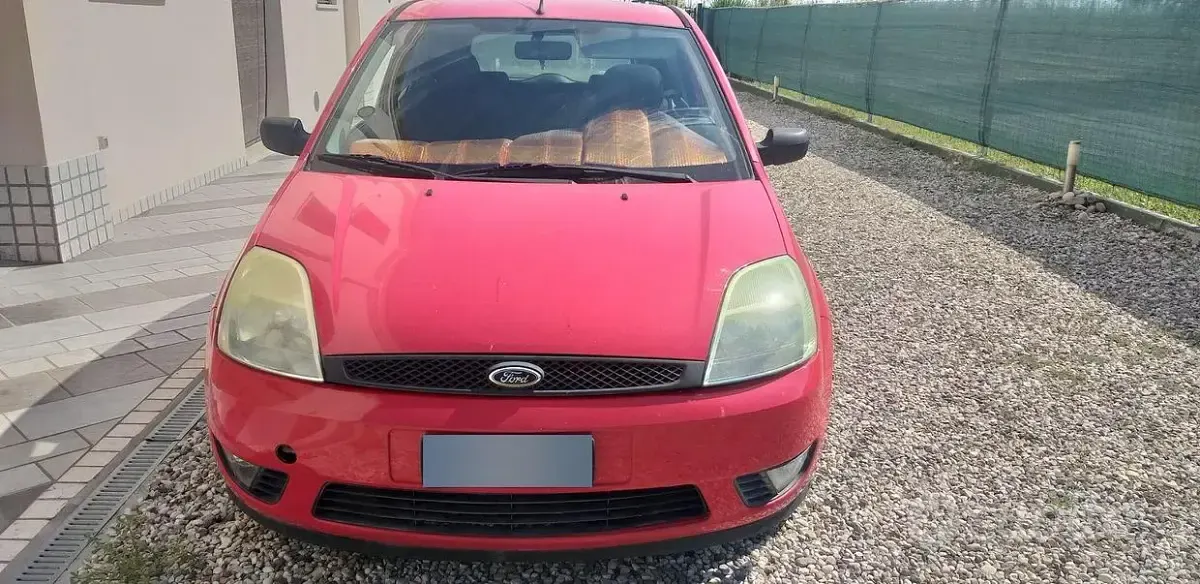 Usata Ford Fiesta 75 CV (55 kW) 2005 Rosso Utilitaria