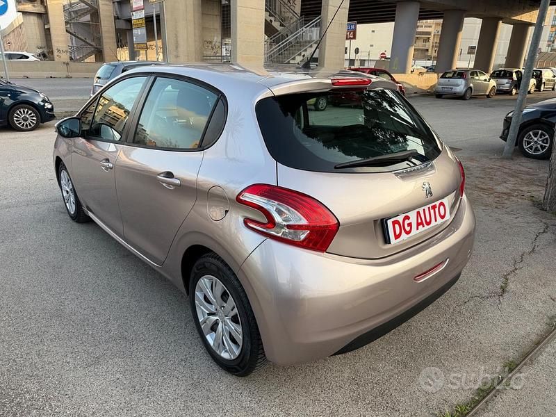 Usata Peugeot 208 92 CV (67 kW) 2012 Grigio Utilitaria