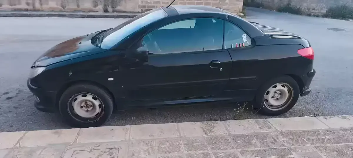 Usata Peugeot 206 CC 109 CV (80 kW) 2002 Nero Cabrio