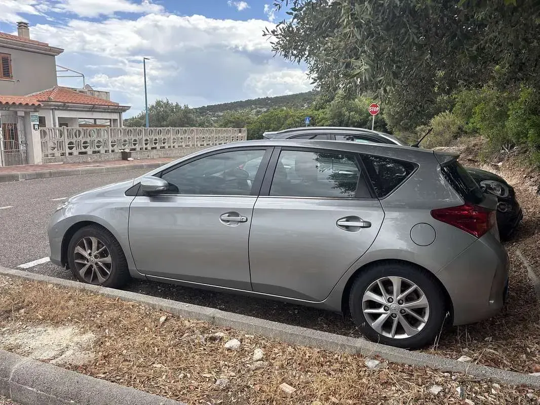 Usata Toyota Auris Lounge 90 CV (66 kW) 2013 Grigio Berlina