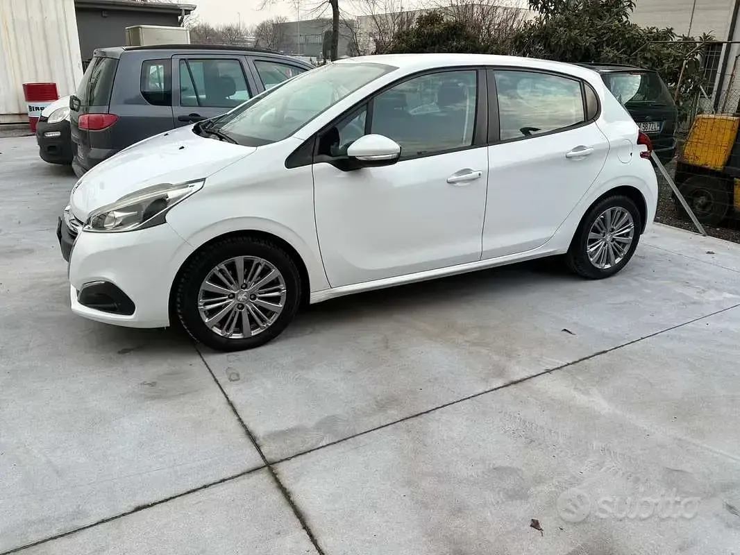 Usata Peugeot 208 Active 68 CV (50 kW) 2015 Utilitaria