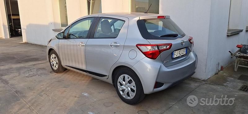 Usata Toyota Yaris 69 CV (50 kW) 2017 Grigio Utilitaria