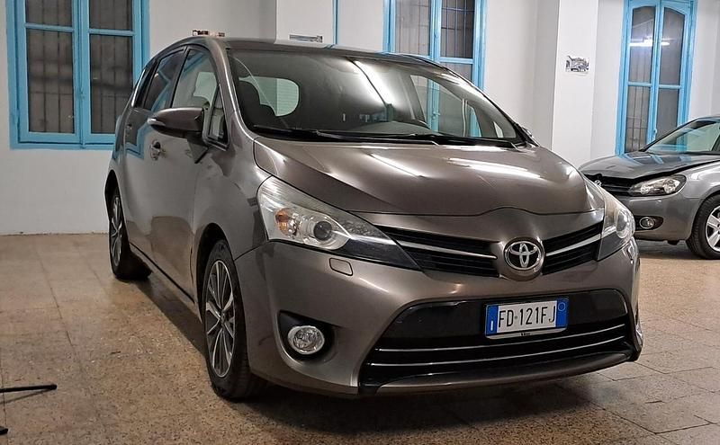 Usata Toyota Verso Style 111 CV (81 kW) 2016 Grigio Monovolume