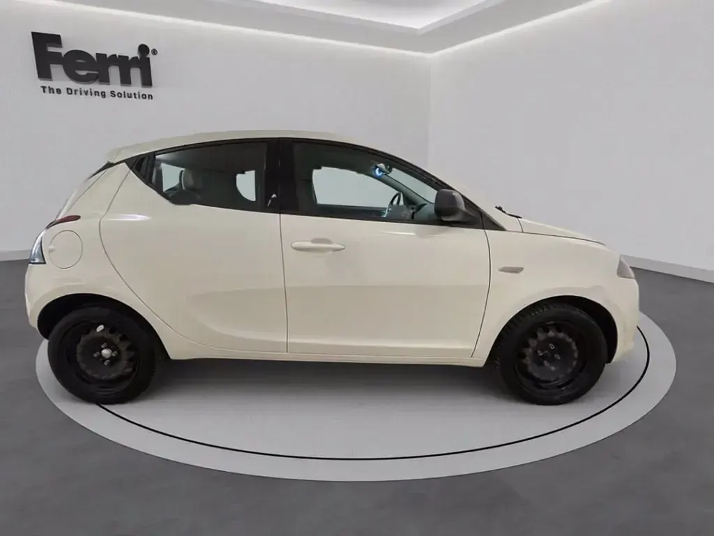 Usata Lancia Ypsilon 69 CV (50 kW) 2015 Bianco Utilitaria