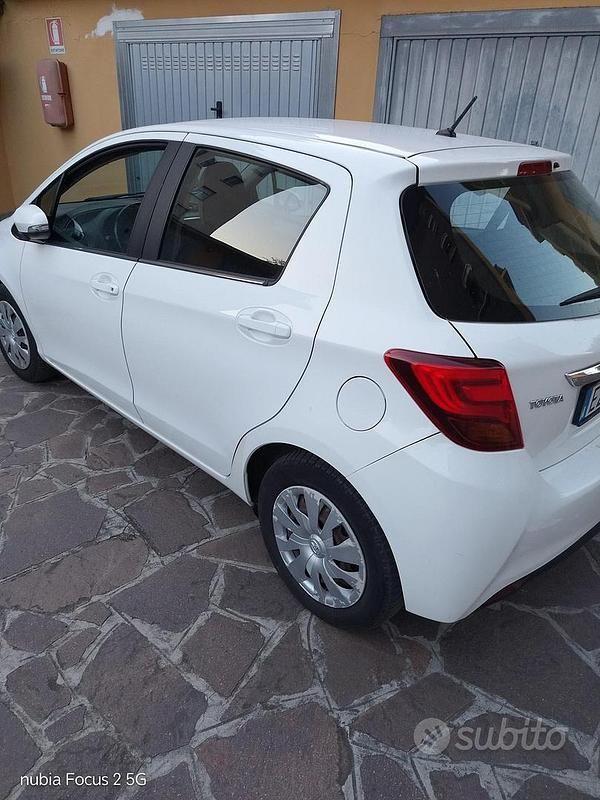 Usata Toyota Yaris 68 CV (50 kW) 2015 Bianco Utilitaria