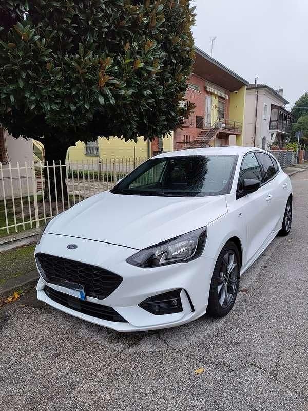 Usata 2018 Ford Focus ST-Line Tre volumi | 15.900 € (Molto cara) - Immagine 1/4