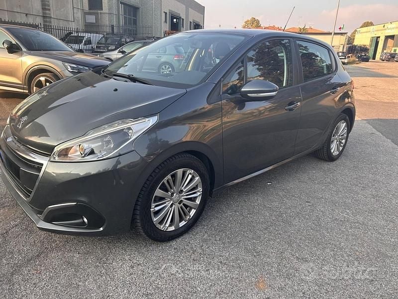 Usata 2017 Peugeot 208 Allure Due volumi | 6700 € (Ottimo prezzo) - Immagine 1/4