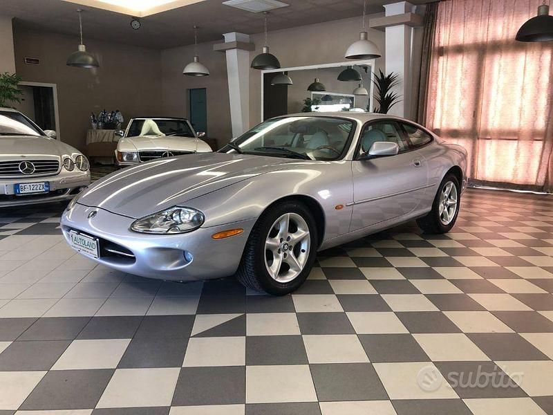 Usata Jaguar XK8 284 CV (208 kW) 2000 Grigio Coupé