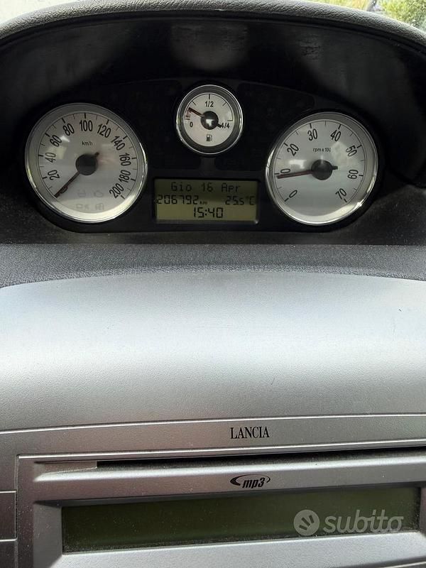Usado Lancia Ypsilon 90 HP (66 kW) 2008 Cinzento Citadino