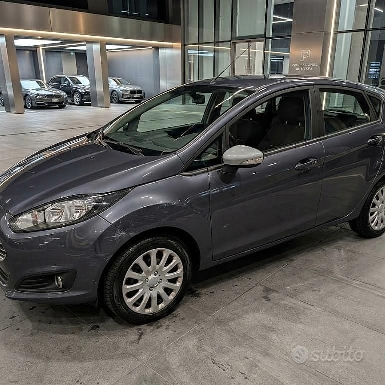 Usata Ford Fiesta 75 CV (55 kW) 2013 Grigio Utilitaria