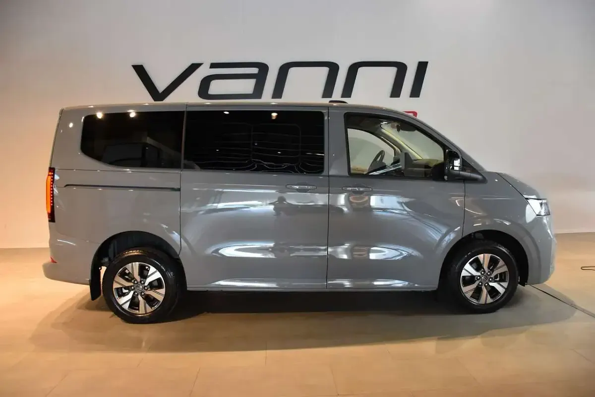 Nuova VW Caravelle Life 150 CV (110 kW) 2026 Grigio Furgone