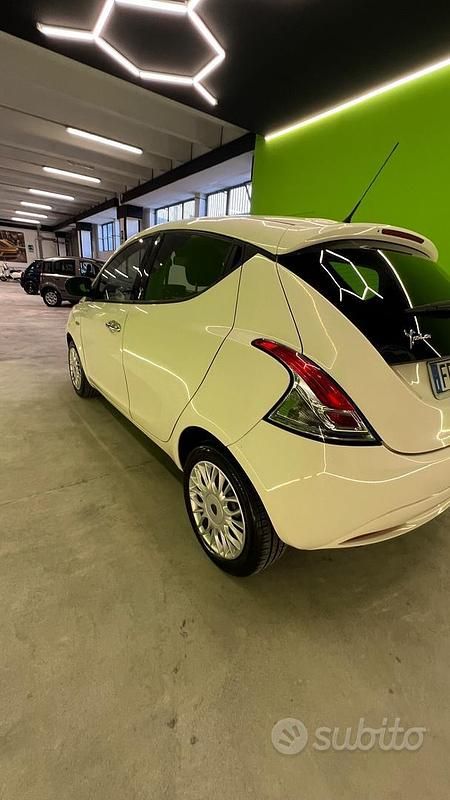 Usata Lancia Ypsilon Platinum 69 CV (50 kW) 2016 Bianco Utilitaria