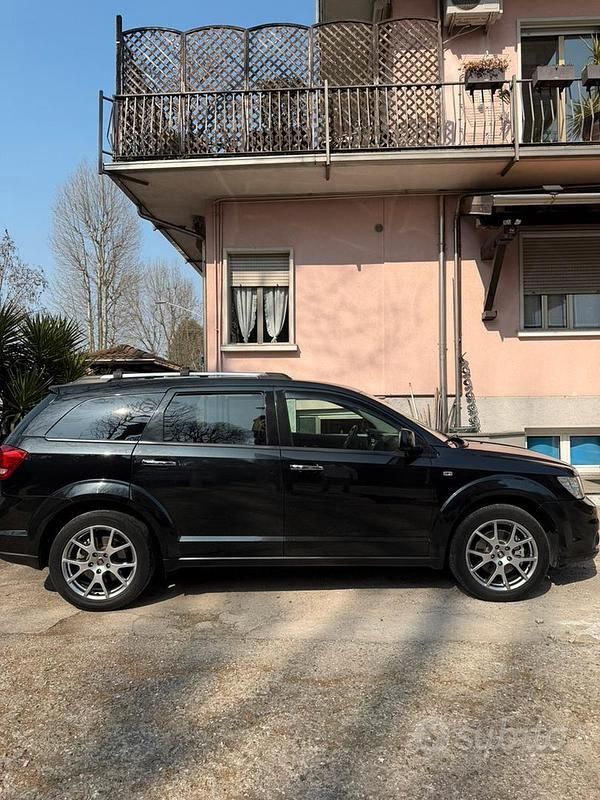 Käytetty Fiat Freemont 140 HP (102 kW) 2013 Musta Katumaasturi