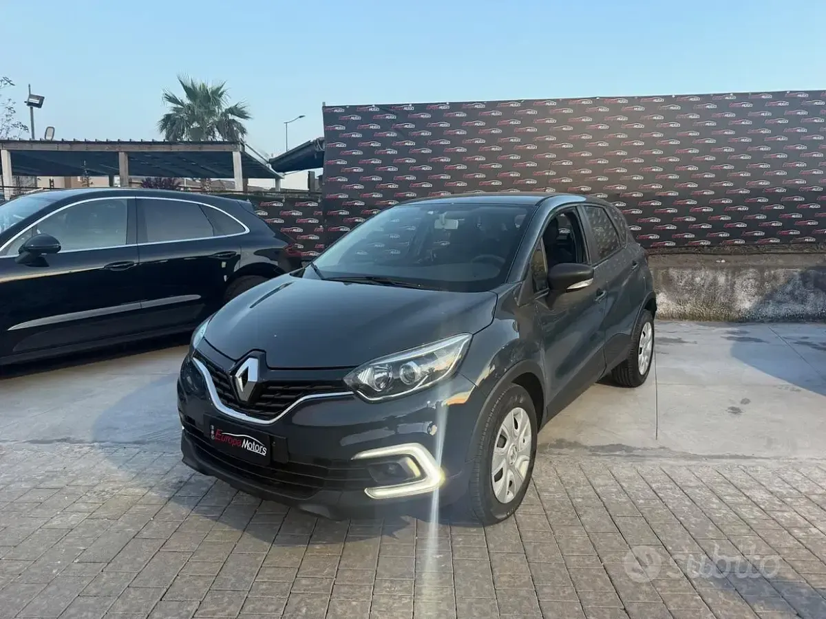 Usado Renault Captur Bose Edition 90 CV (66 kW) 2018 Gris SUV