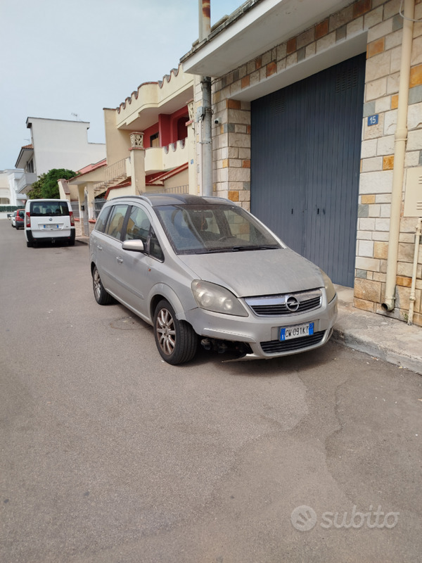 Usato 2005 Opel Zafira 1.9 Diesel 120 CV (800 €)