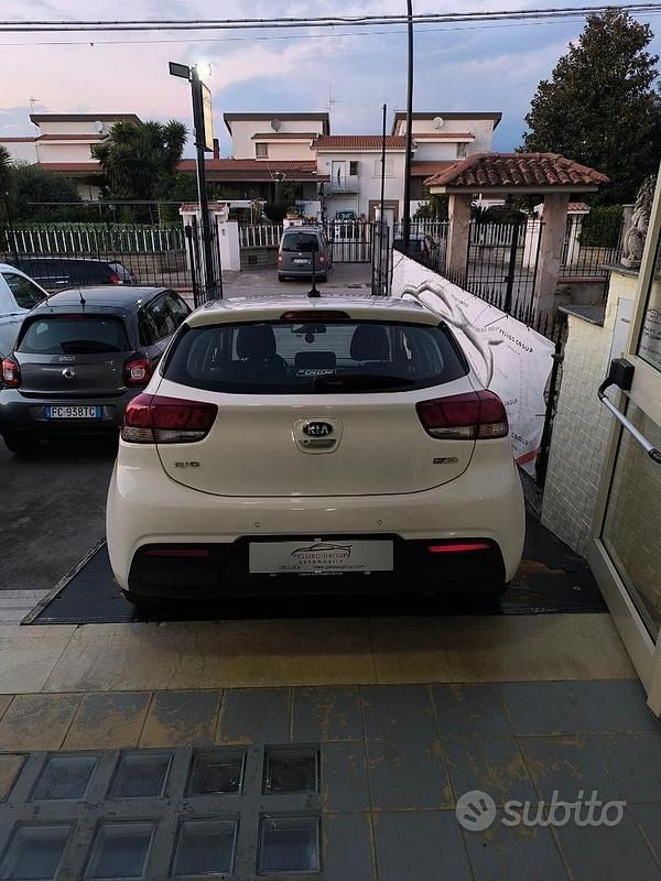 Usata Kia Rio 86 CV (63 kW) 2016 Bianco Utilitaria