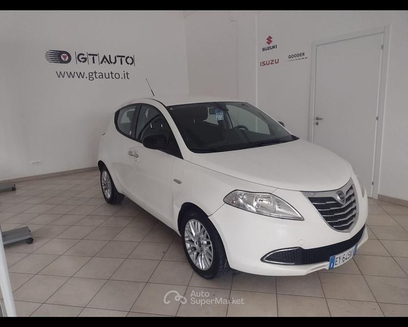 Usata Lancia Ypsilon 69 CV (50 kW) 2015 Bianco Utilitaria