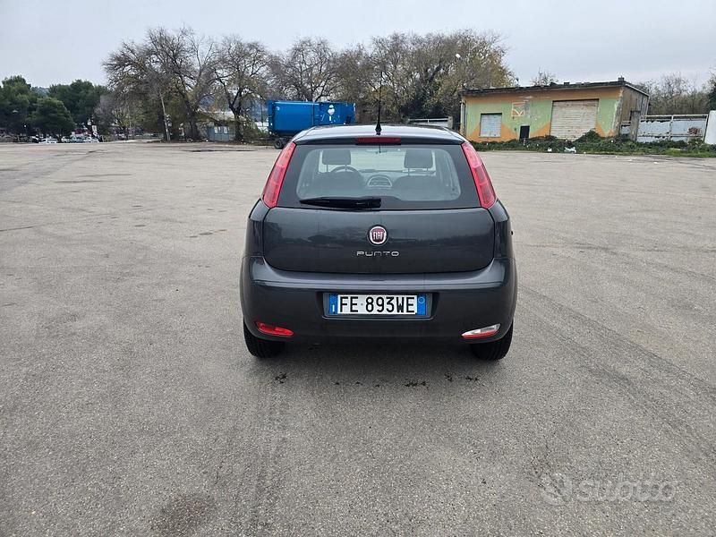 Usata Fiat Punto Lounge 69 CV (50 kW) 2016 Grigio Berlina