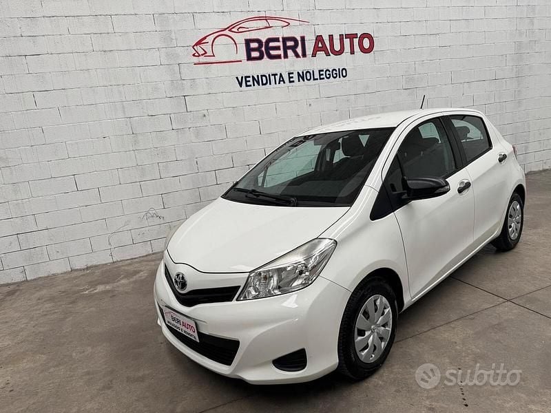 Usata Toyota Yaris Lounge 69 CV (50 kW) 2012 Bianco Utilitaria