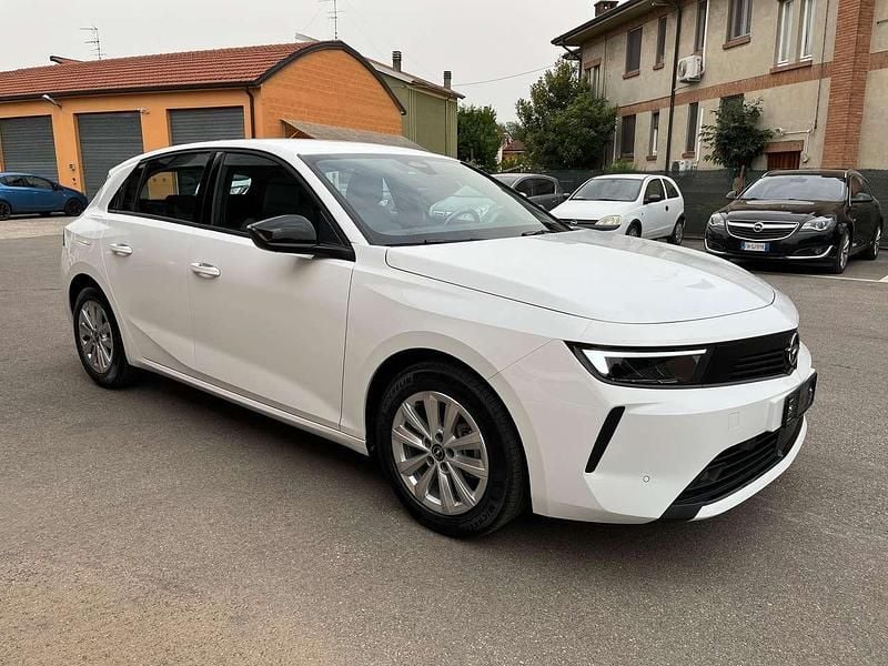 Usata Opel Astra Edition 110 CV (80 kW) 2024 Arktis white Berlina
