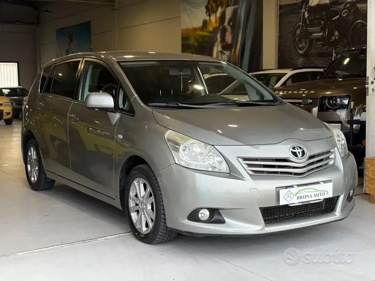 Usata Toyota Verso Style 150 CV (110 kW) 2012 Grigio Monovolume