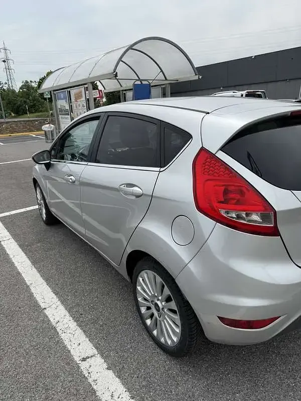 Usata Ford Fiesta Titanium 82 CV (60 kW) 2010 Bianco Berlina