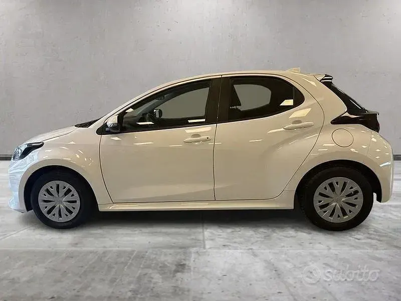 Usata Toyota Yaris Hybrid Active 116 CV (85 kW) 2022 Bianco Berlina
