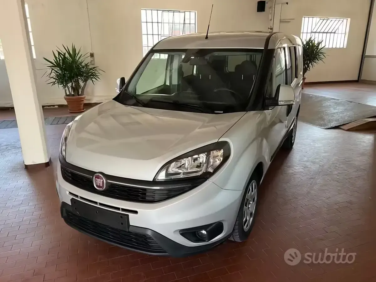 Usata Fiat Doblò 120 CV (88 kW) 2023 Grigio Monovolume