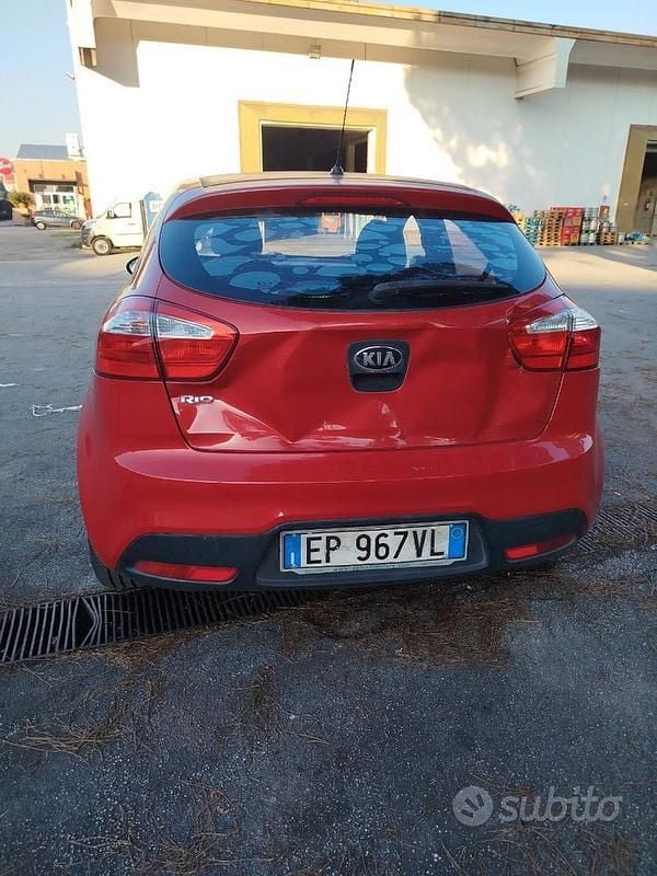 Usado Kia Rio 85 HP (62 kW) 2011 Vermelho Sedan