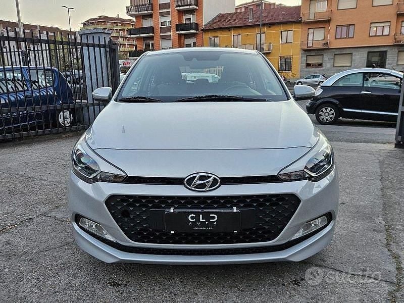 Käytetty Hyundai i20 Style 75 HP (55 kW) 2017 Harmaa Sedan