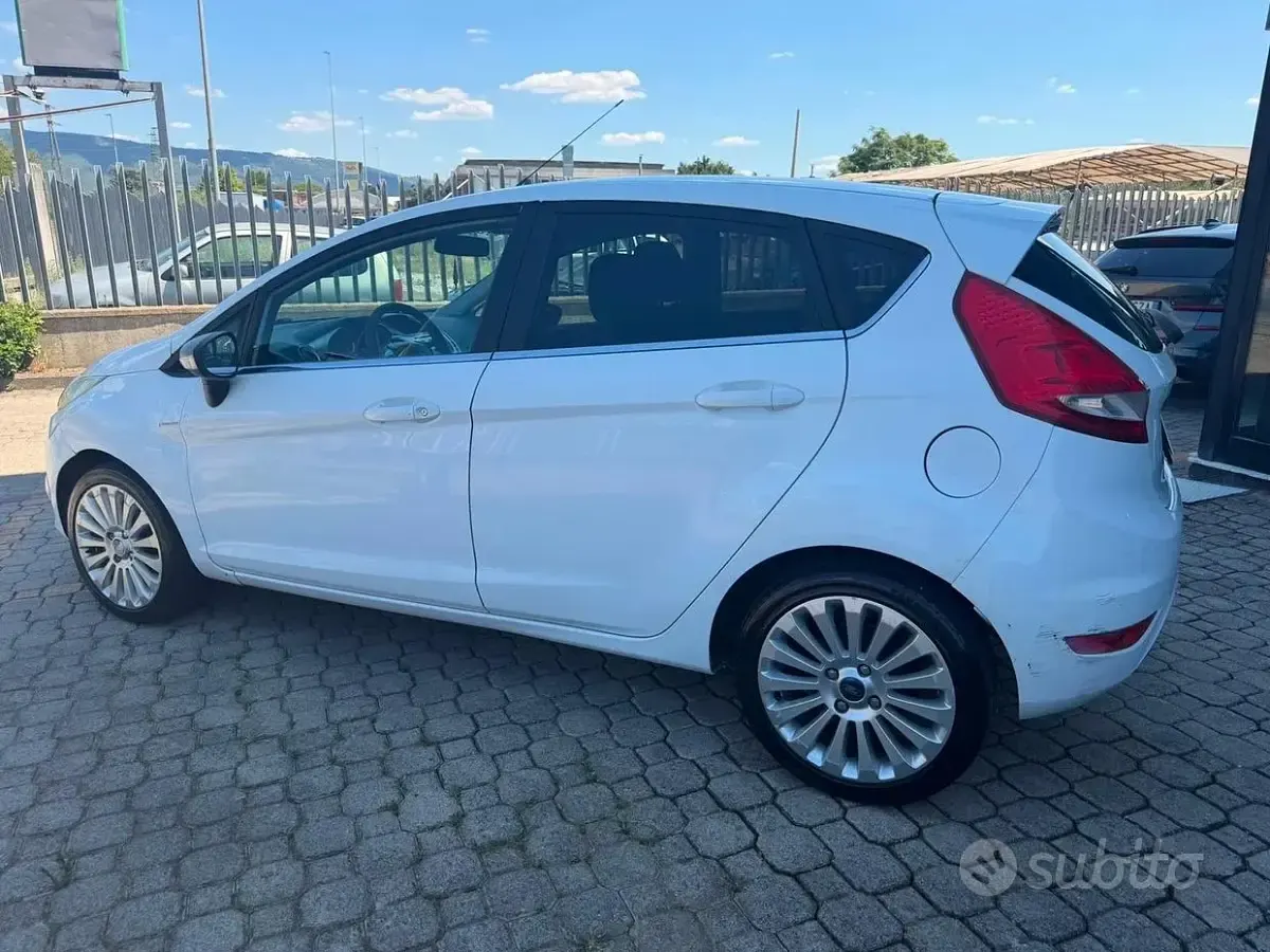 Usata Ford Fiesta Titanium 82 CV (60 kW) 2008 Bianco Utilitaria