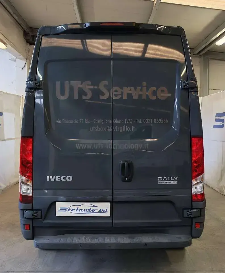 Usata Iveco Daily 101 CV (74 kW) 2017 Grigio Furgone