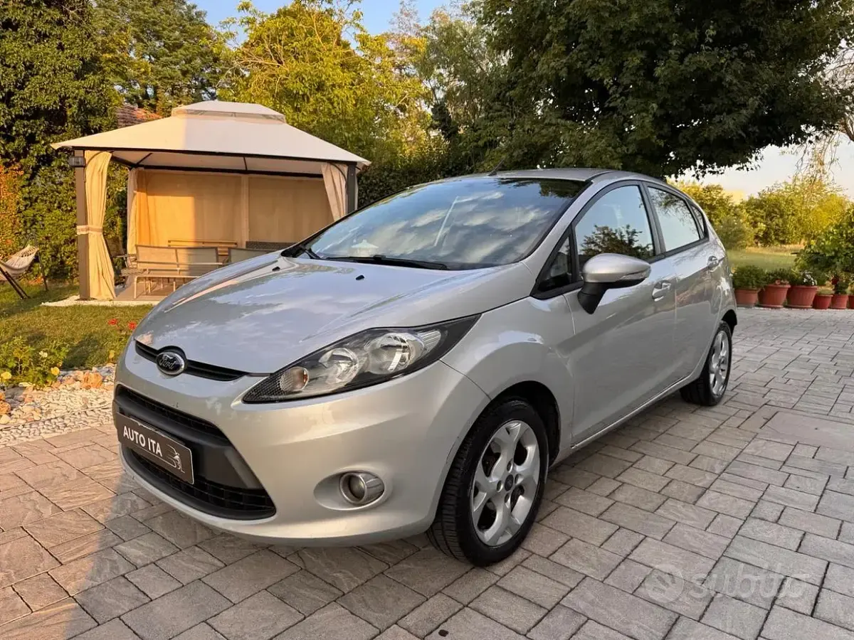 Usata Ford Fiesta 71 CV (52 kW) 2012 Grigio Berlina