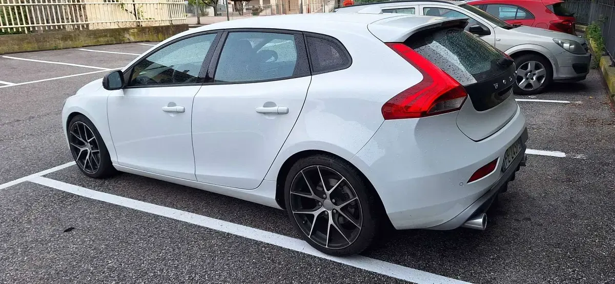 Usata Volvo V40 R-Design Kinetic 120 CV (88 kW) 2016 Bianco Berlina