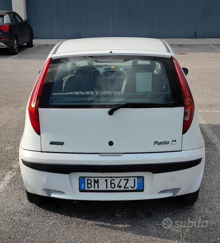 Usata Fiat Punto 60 CV (44 kW) 2001 Bianco Utilitaria