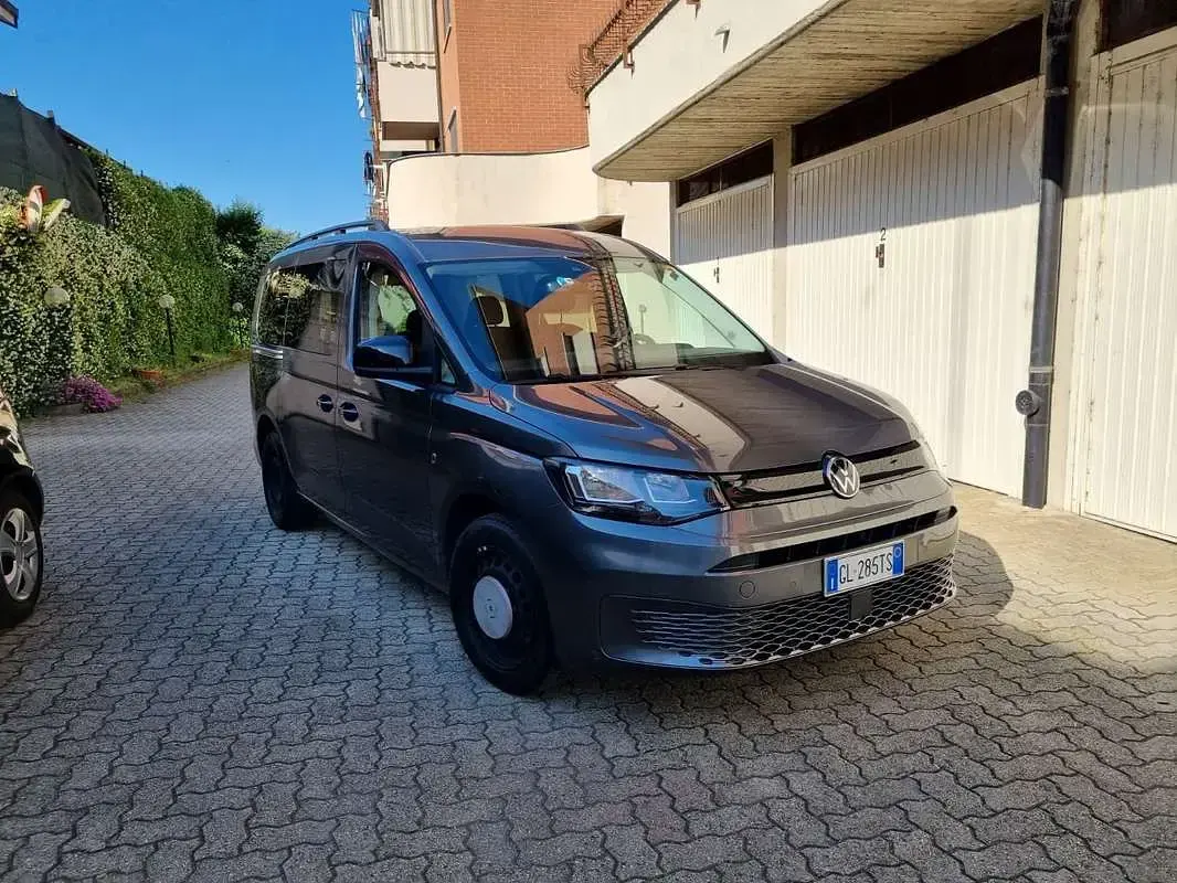 Usata VW Caddy 122 CV (89 kW) 2022 Grigio Monovolume