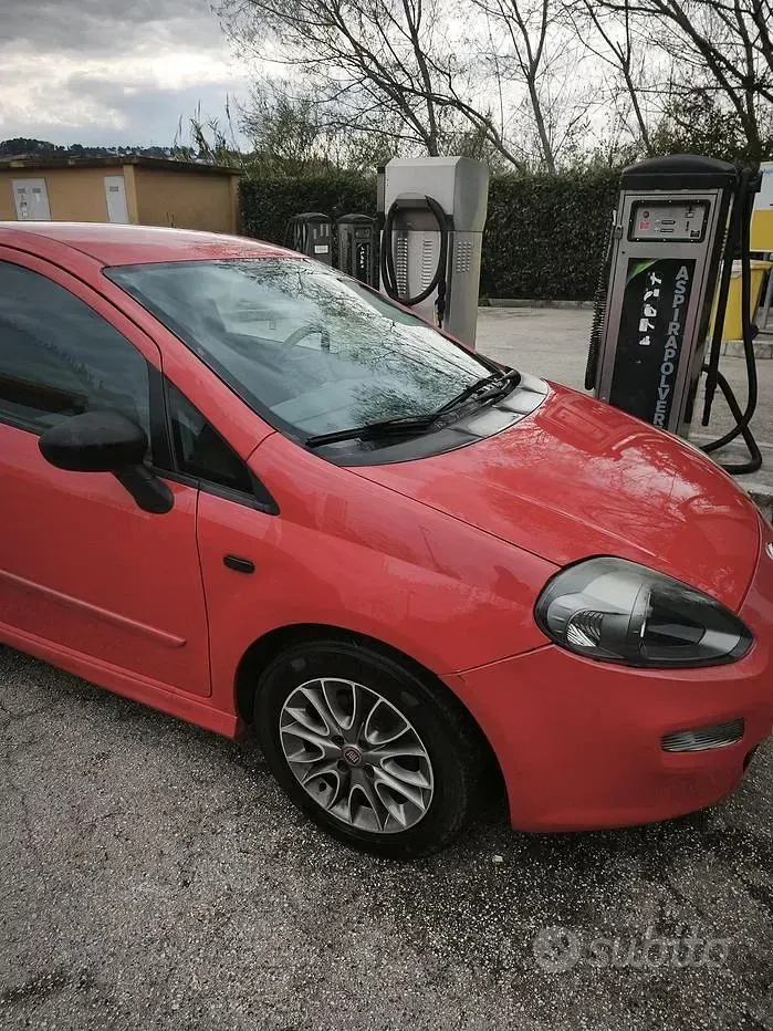 Usata Fiat Grande Punto 75 CV (55 kW) 2012 Rosso Utilitaria