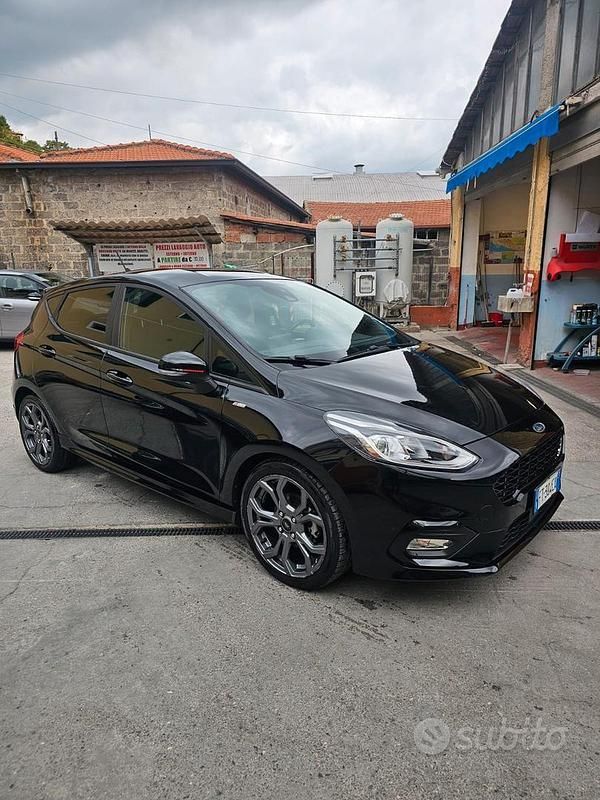 Nero Usata 2018 Ford Fiesta ST-Line Due volumi | 10.900 € (Buon prezzo) - Immagine 1/4