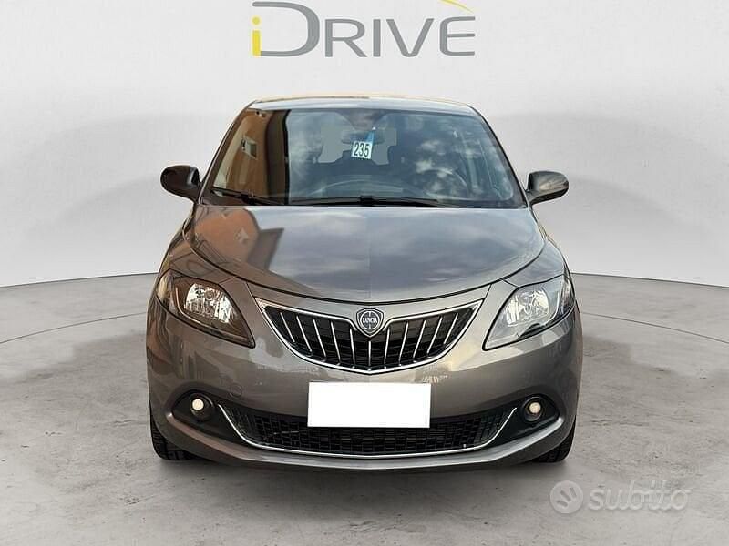 Usata Lancia Ypsilon Gold 69 CV (50 kW) 2023 Grigio Utilitaria