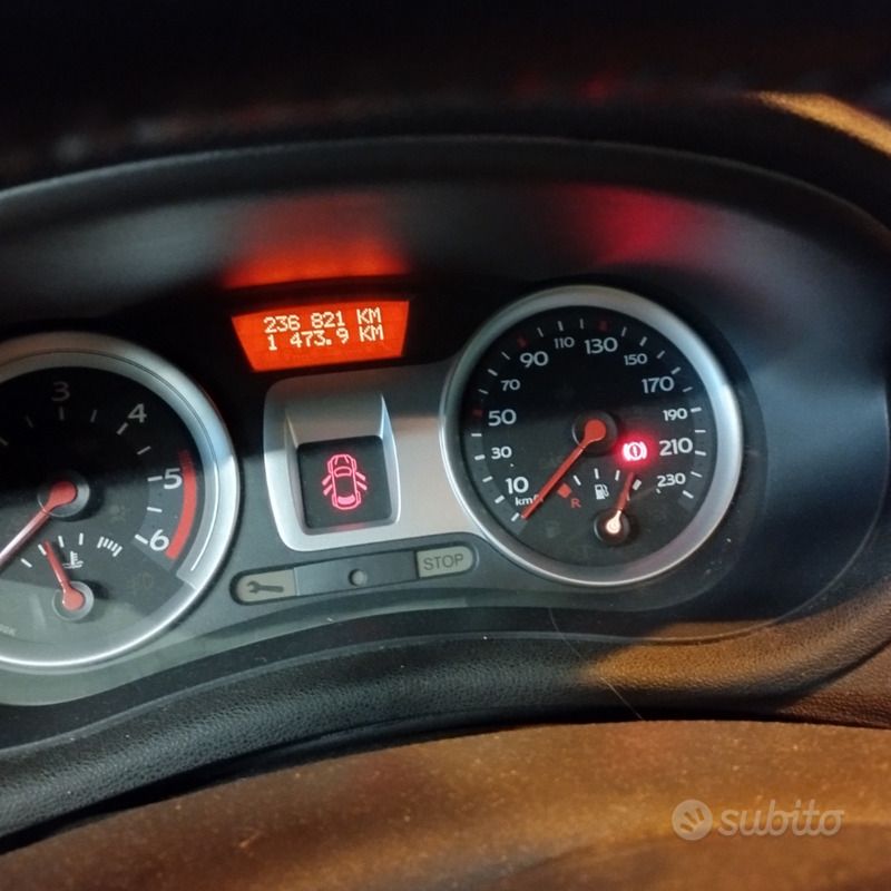 Usata 2006 Renault Clio II Tre volumi | 2800 € (Molto cara) - Immagine 1/4