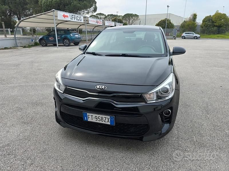 Usado Kia Rio Active 77 HP (56 kW) 2019 Preto Sedan