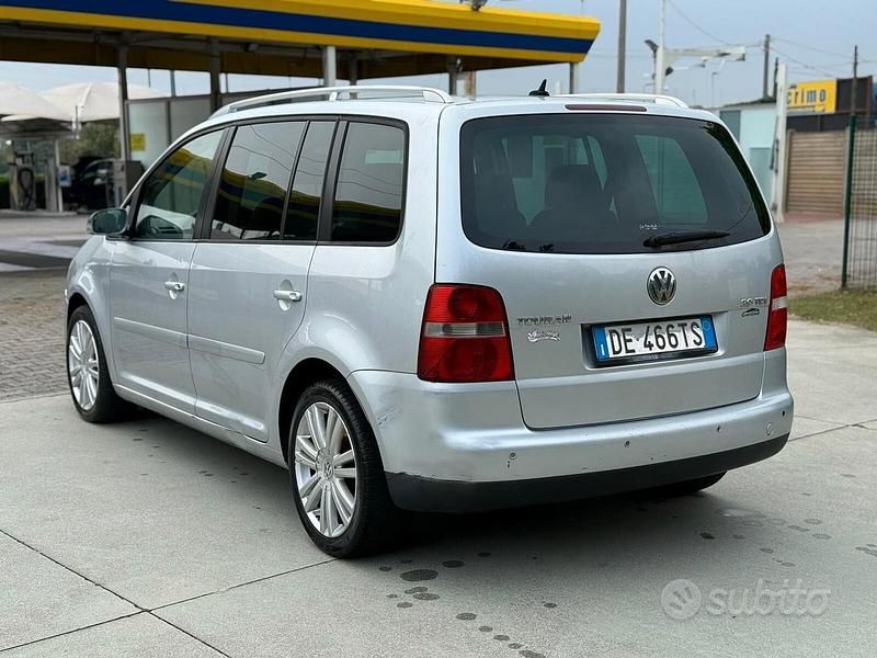 Käytetty VW Touran Highline 169 HP (124 kW) 2007 Harmaa Tila-auto