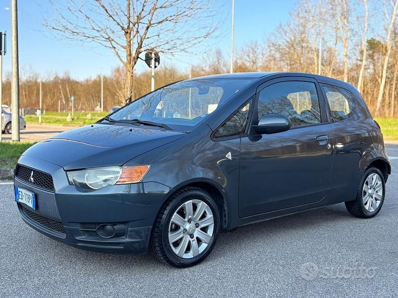 Usata Mitsubishi Colt Invite 75 CV (55 kW) 2010 Grigio Utilitaria
