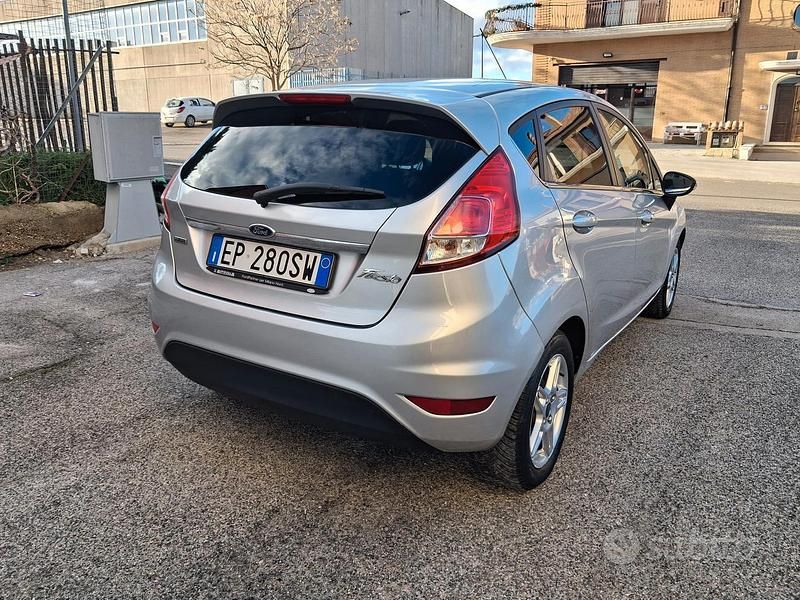 Usata Ford Fiesta 75 CV (55 kW) 2014 Grigio Utilitaria